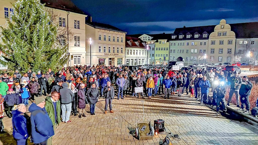 Hunderte Demonstranten trafen sich am Montagabend auf dem Altmarkt in Zeitz. Es folgte eine Demo -  nicht nur durchs Zentrum.