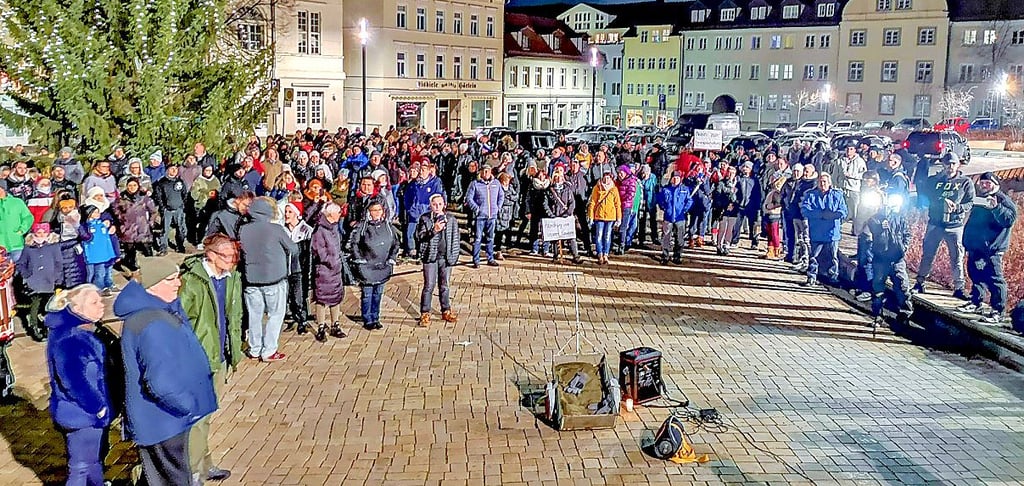 Hunderte Demonstranten trafen sich am Montagabend auf dem Altmarkt in Zeitz. Es folgte eine Demo -  nicht nur durchs Zentrum.