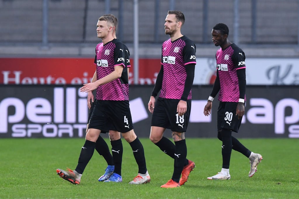 Der Osnabrücker Angreifer Aaron Opoku (r) war von einem Duisburger Zuschauer angefeindet worden.