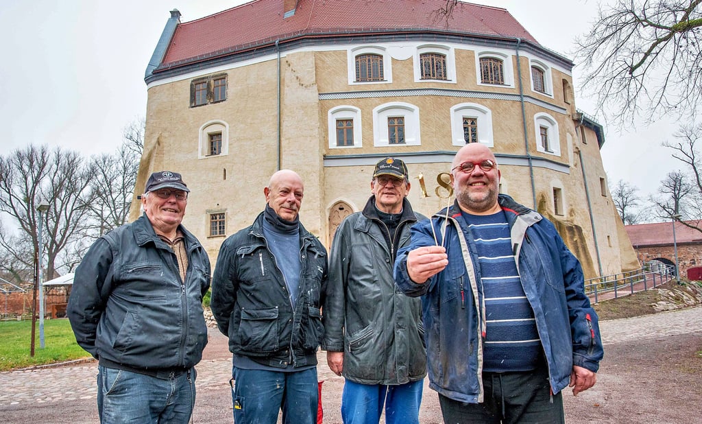 Otto-Günter Döhler, Günter Tuchen, Dieter Janicke und Torsten Vollert gehören zur Mittwochs-Brigade der Wasserburg.