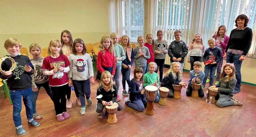 Die Mädchen und Jungen des Chores der Grundschule „Am Wald“ in Wegenstedt sind mächtig aufgeregt, denn ihr Weihnachtsprogramm wird auf einem Videofilm festgehalten.