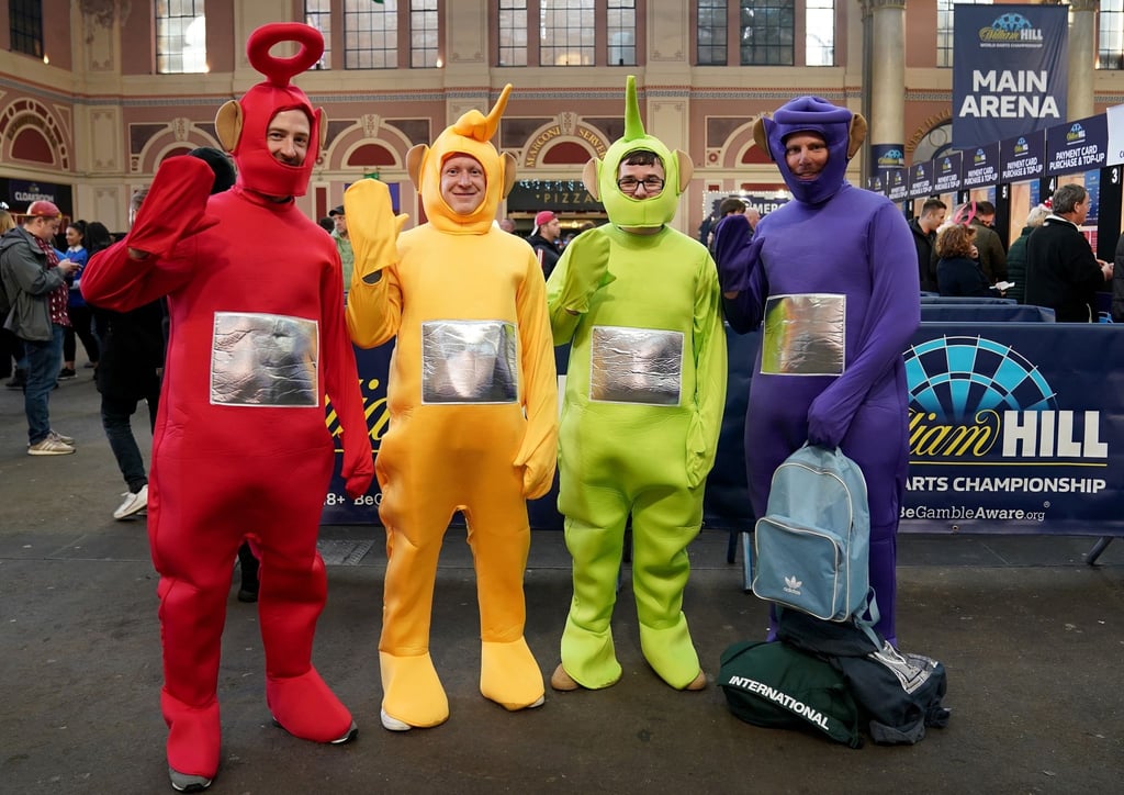 Als Teletubbies verkleidete Darts-Fans stehen vor dem Alexandra Palace.