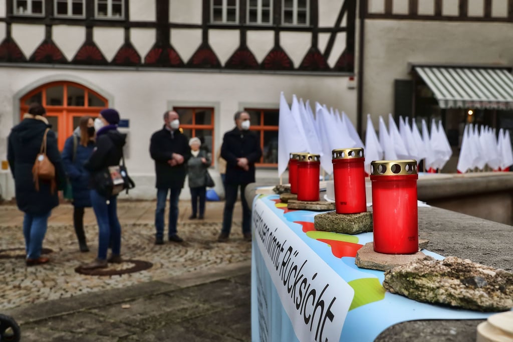 Im November wurde mit einer Aktion auf dem Marktplatz der bis dahin 50 Corona-Toten in Sangerhausen gedacht.