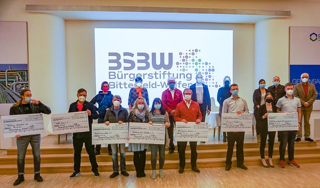 Vertreter der Vereine kamen am Donnerstagnachmittag zur Scheckübergabe im Chemiepark zusammen.
