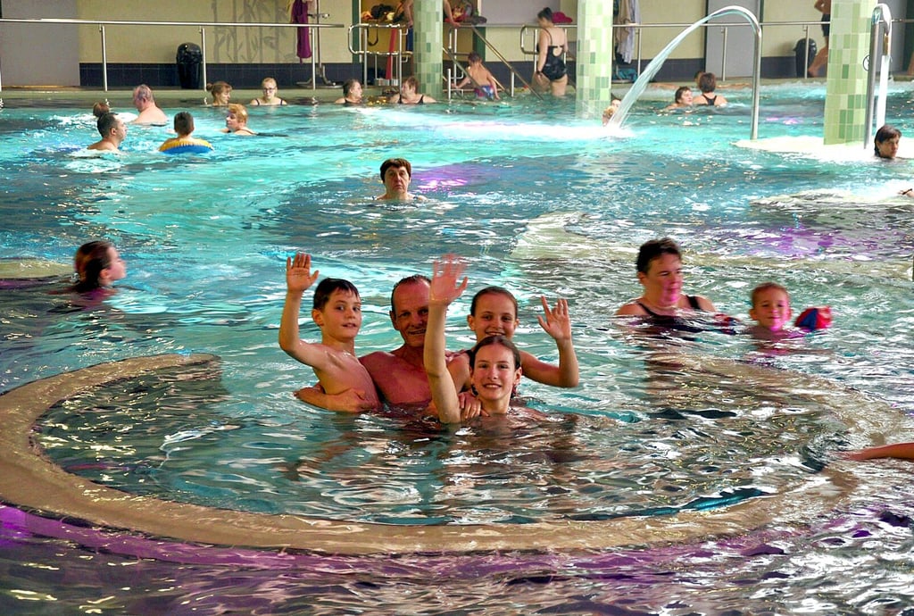 Dieses Archivbild zeigt, wie ausgelassen die Stimmung auch im Solequell sein kann. Für Familien sind die Feiertage eine gute Gelegenheit, schwimmen zu gehen.
