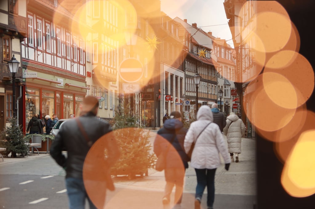 Fußgänger in der Altstadt von Wernigerode: Am Dienstag beraten die Länderchefs über Verschärfungen der Corona-Maßnahmen. Grund: Die drohende Omikron-Welle.