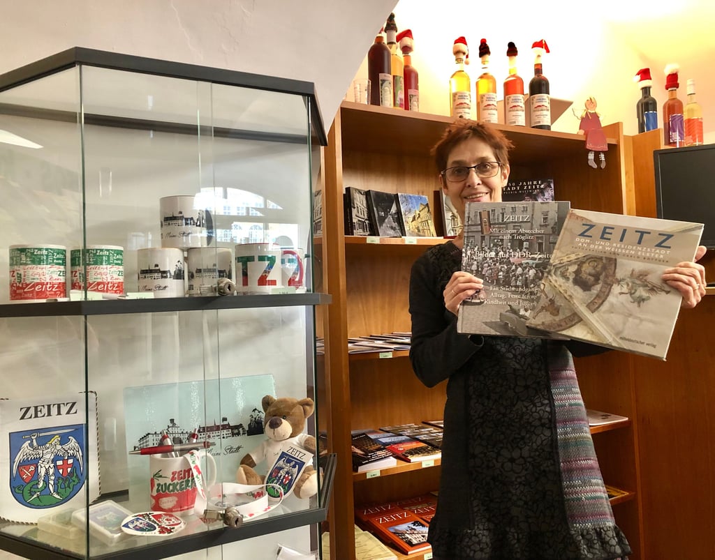 Geschenke in letzter Minute: Dagmar Eckert zeigt in der Tourist-Information Zeitz-typische Artikel und Bücher.