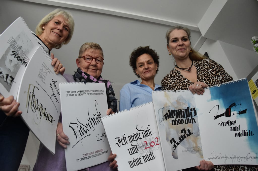 Sechs Kalender mit Texten und Gedichten der Lyrikerin Gisela Steineckert haben die Kalligraphinnen der „Kritzelstube“ von Sylvia Walther (r.) in Magdeburg bereits veröffentlicht. Im aktuellen Kalender mit dem Titel „vorher und endlich“ (rechts im Bild) haben neben Gesine Raeck (v. l.), Corinna Domhardt und Regine Steinwerth zudem mitgewirkt (nicht im Bild): Kathrin Berger, Annerose Medoch, Janet Fellendorf, Elke Kirchner, Helga Kleiner und Katrin Pribbernow.