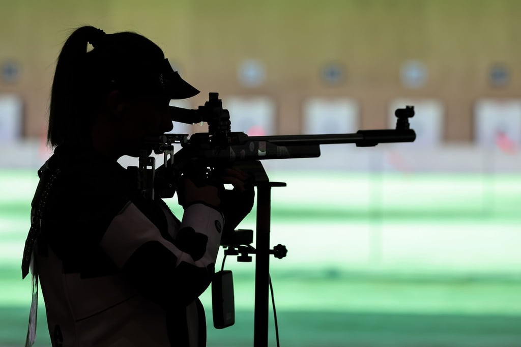 Eine Schützin mit dem Sportgewehr in Aktion.