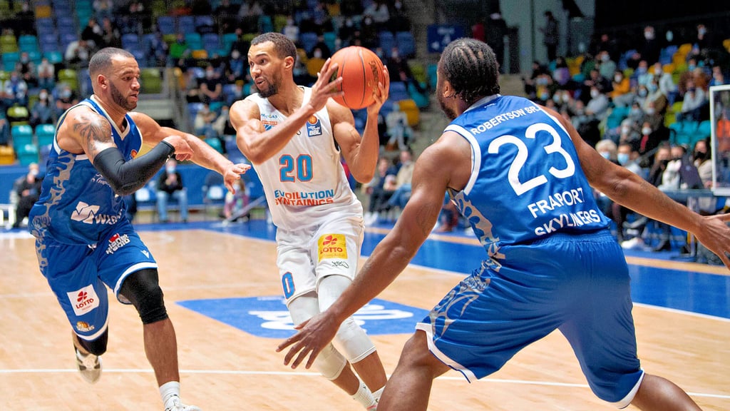 Jamel Morris (Bildmitte) war mit 20 Punkten bester Werfer beim Syntainics MBC im Spiel gegen Frankfurt.