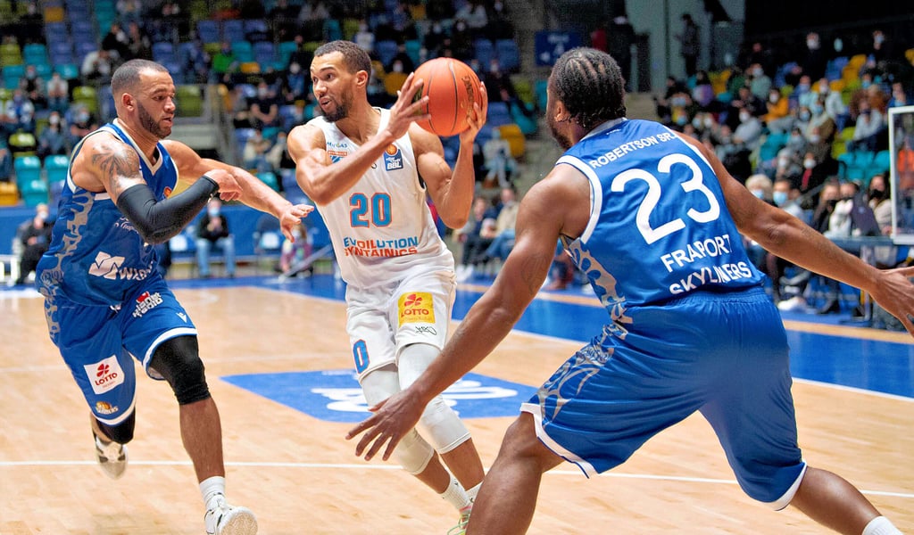 Jamel Morris (Bildmitte) war mit 20 Punkten bester Werfer beim Syntainics MBC im Spiel gegen Frankfurt.