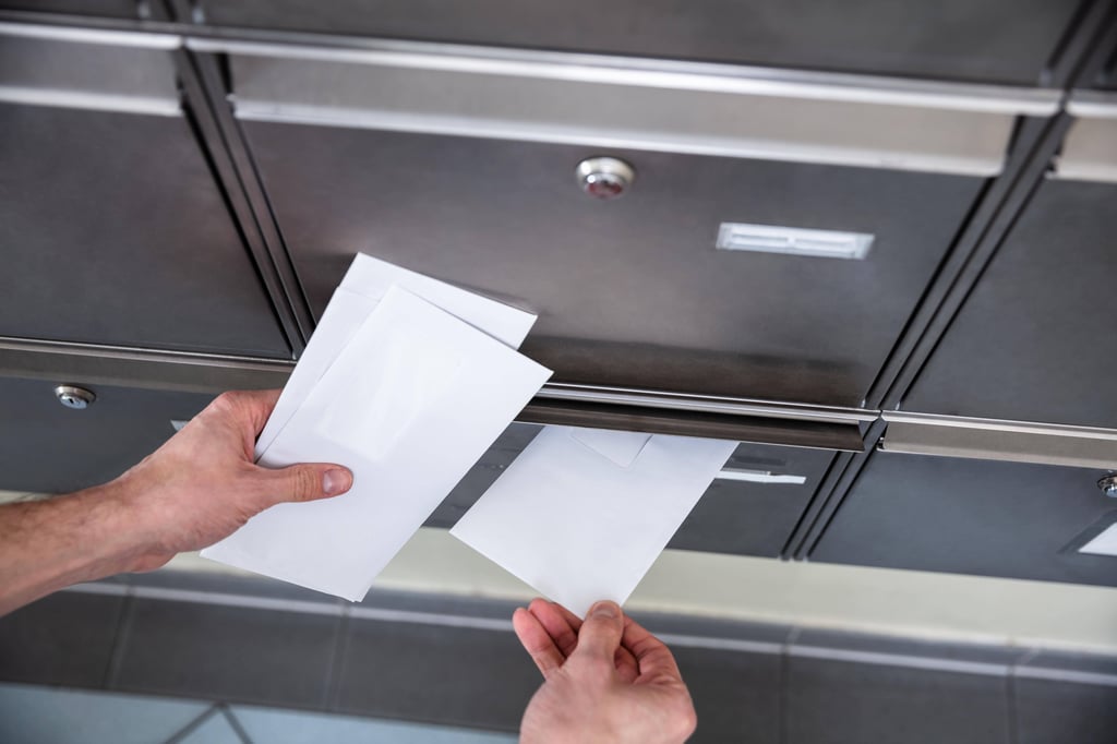 Ein Brief wird in den Briefkasten gestecke. (Symbolbild)