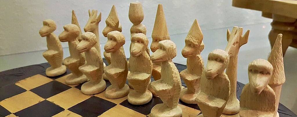 Dieses handgefertigte Schachspiel ist ein Geschenk aus Tansania und gehört zum Sammlungsbestand des Schachmuseums Ströbeck (Landkreis Harz).