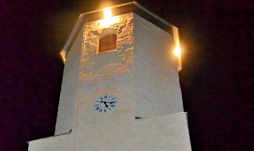 Der Turm zeigt sich heute saniert, erinnert aber auch an seine „Wunden".