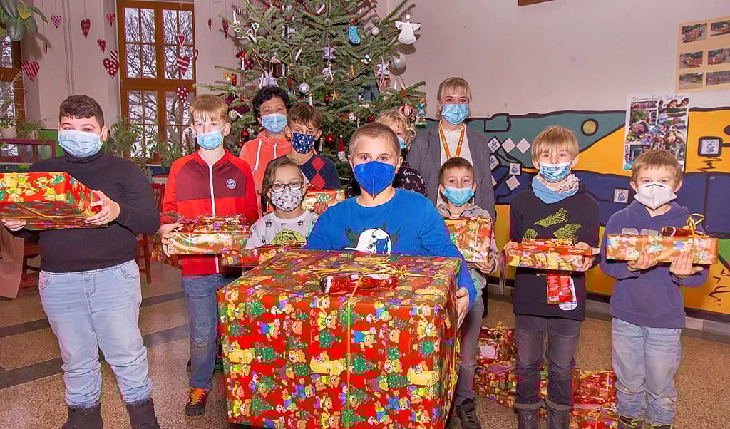 Kunden des Globus-Marktes Theißen haben den Kindern der Pestalozzi-Schule Zeitz eine große Weihnachtsfreude bereitet. Allen voran Anton, der das größte Paket bekam. Im Hintergrund die Überbringerinnen Ute Marsch, Werbeleiterin (links) und Pauline Reichmann, stellvertretende Marktleiterin.