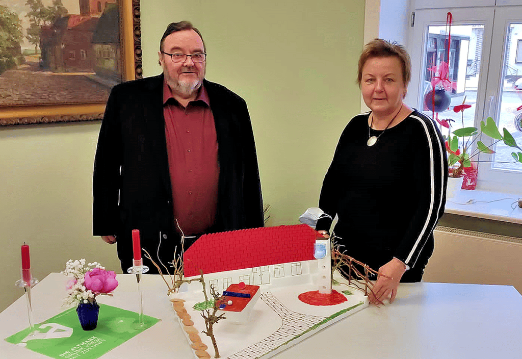 Lothar Riedinger, Bürgermeister der Stadt Arneburg, übergab Schulleiterin Susann Schulze das Weihnachtspräsent. Noch in Form dieses kleinen Kunstwerks. Im Frühjahr sollen Tischtennisplatte und Basketballkorb Realität werden.