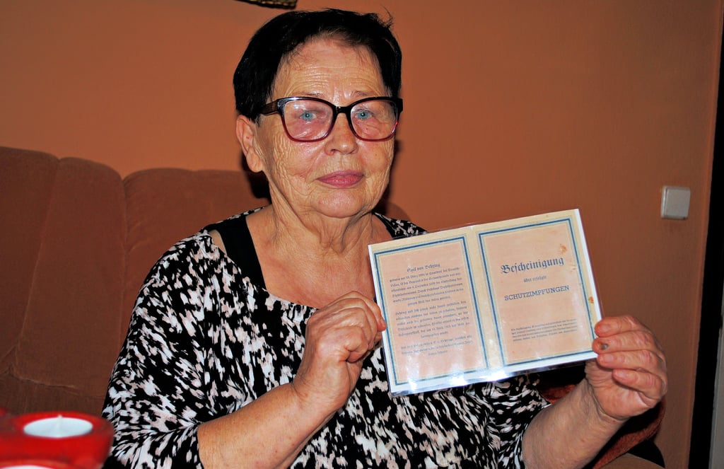 Barbara Rast präsentiert die Bescheinigung über die erfolgte Diphtherie-Schutzimpfung im Jahr 1944.