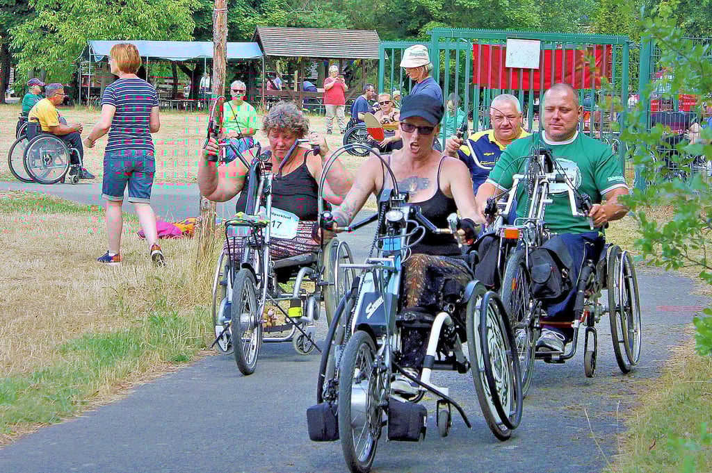 Auch der Wildparklauf für Rollstuhlfahrer – hier die Handbiker – gehört zum Behindertensportfest in Tangerhütte.