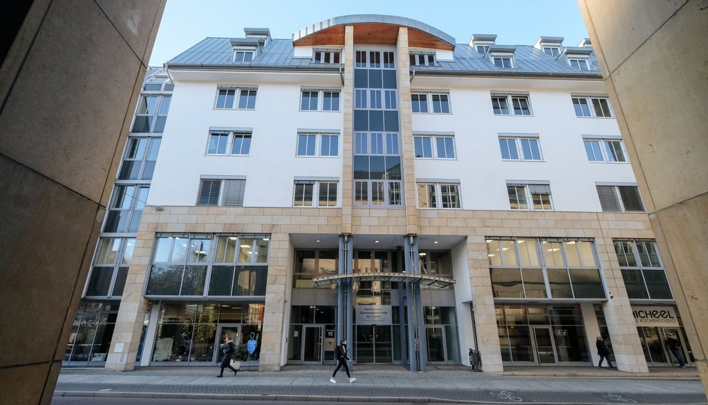Blick auf das ehemalige Technische Rathaus am Hansering in Halle. Hier sollen im Sommer 2022 zwei Behörden einziehen.