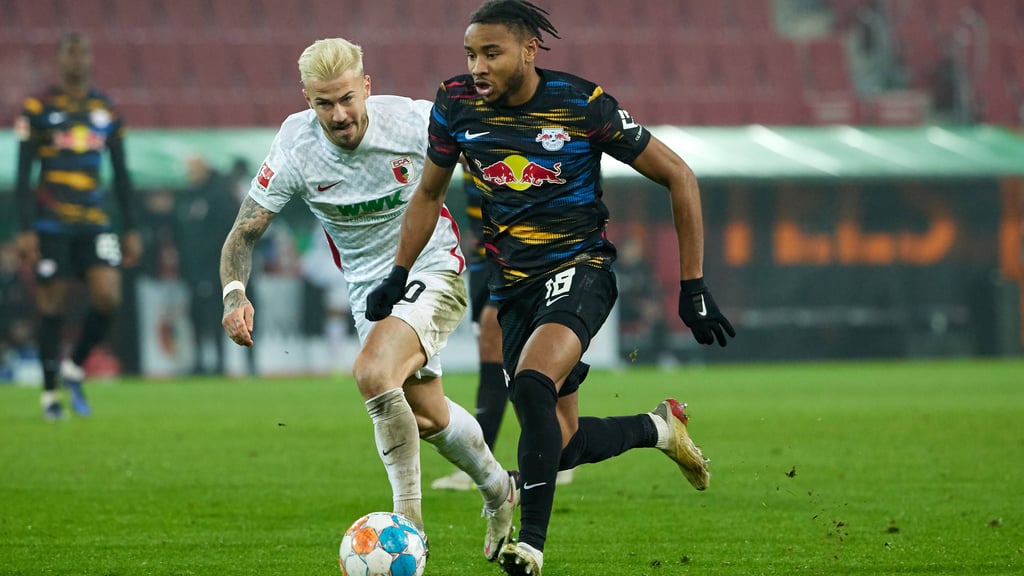 RB Leipzigs Christopher Nkunku (r.) zieht einem Gegenspieler davon.&nbsp;