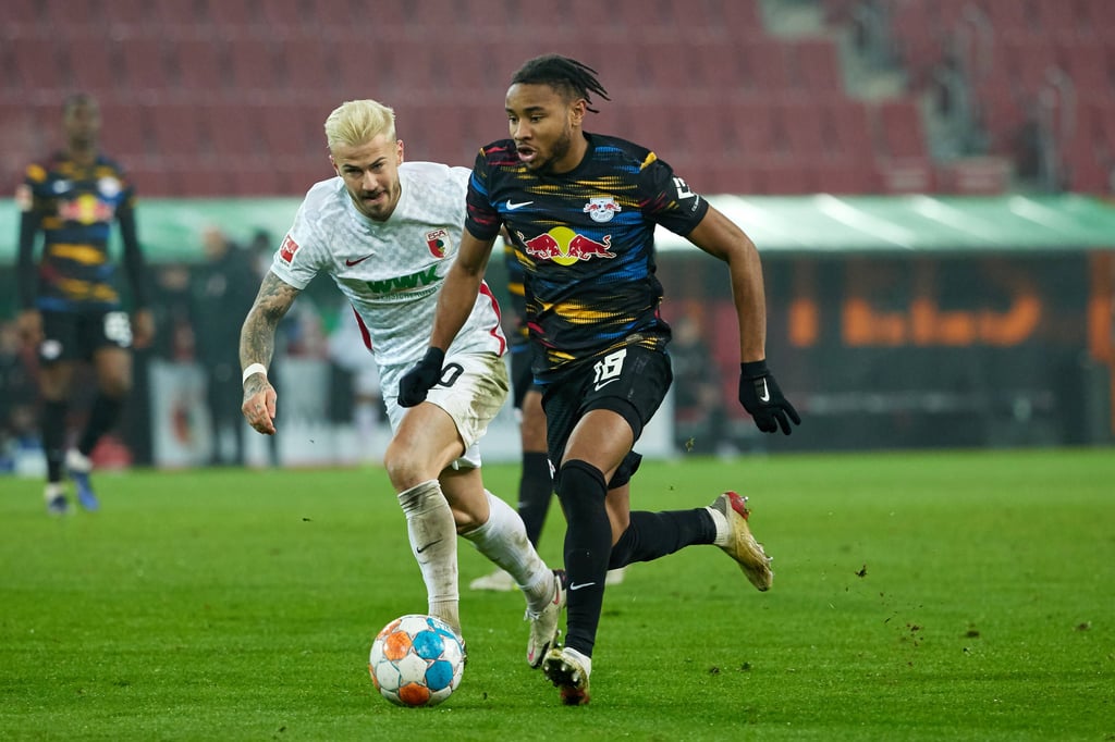 RB Leipzigs Christopher Nkunku (r.) zieht einem Gegenspieler davon.