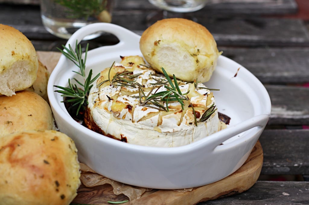 Die einzelnen Hefebrötchen backen im Ofen zusammen und werden dann passend zum Ofenkäse aus Camembert oder Bergbauernkäse auseinandergezupft.