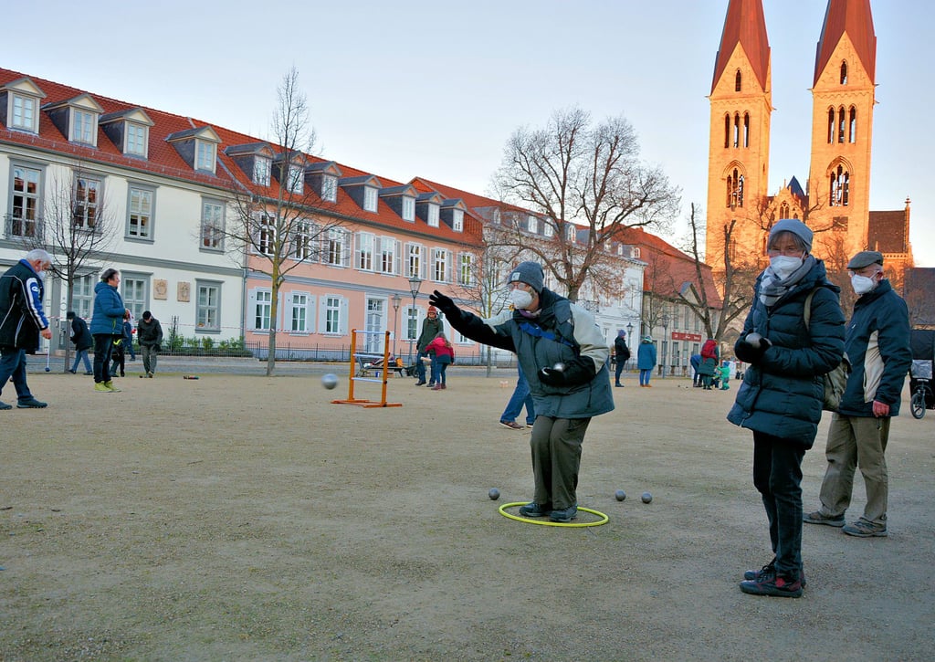 Spielend den Platz nutzen - zu dieser Form friedlichen Protestes trafen sich am Montagnachmittag rund 30 Halberstädter auf dem Domplatz, um Boule, Boccia, Leiter-Golf, Wikingerschach und Mökky zu spielen.