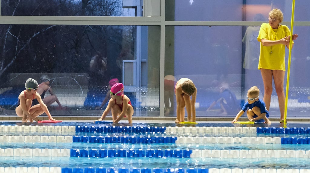 Schwimmunterricht mit Sibylle Ermisch in der Robert-Koch-Schwimmhalle in Halle.