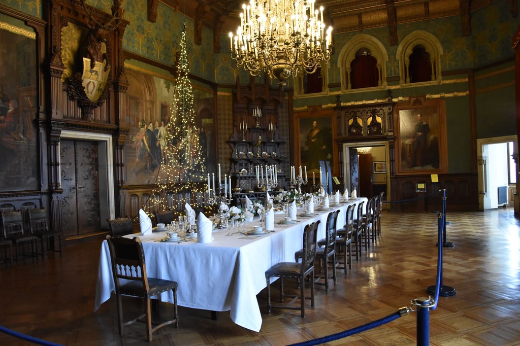 Weihnachtliches Gedeck und Dekoration in Weiß und Gold: Der Festsaal im Schloss Wernigerode präsentiert sich im festlichen Gewand.