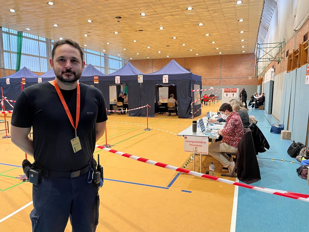 Für Organisationsleiter Dennis Brandt und die mobilen Impfteams geht die Arbeit im Impfzentrum in der Sporthalle Sudenburg weiter.