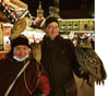 Jana Friedrich (41) und Jens Haberlandt (50) aus Bernburg haben mit einigen ihrer Eulen den Magdeburger Weihnachtsmarkt besucht. Für die Tiere ist das ein Training, um an Menschen gewöhnt zu bleiben.