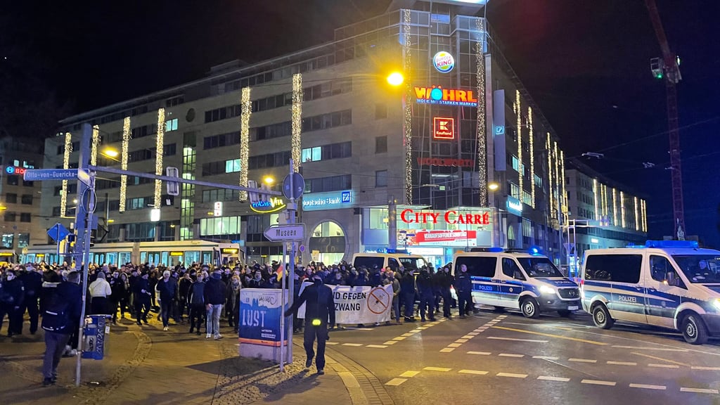 Erneut gab es am Montag einen unangemeldeten Demonstrationszug durch die Magdeburger Altstadt. 