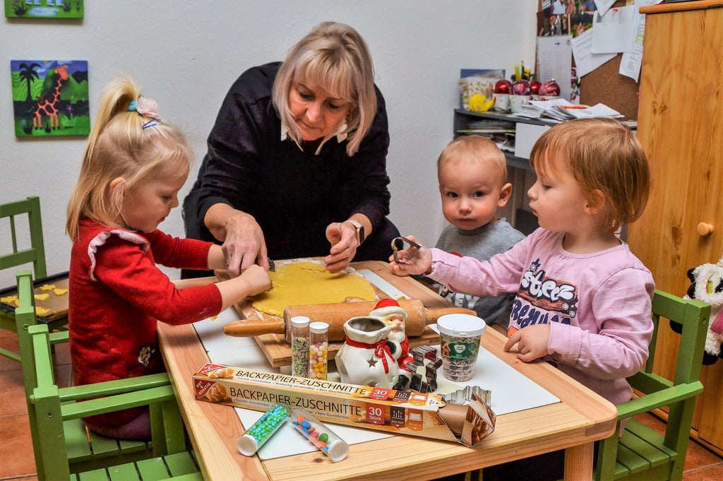 Tagesmutter Silke Bokranz mit ihren Schützlingen Pia Köppe (von links), Franz Raßler und Sophia Böttger beim plätzchenbacken.