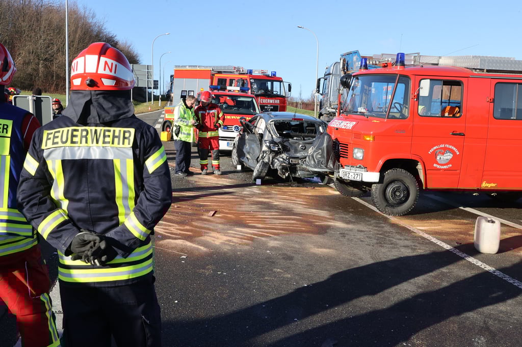 Einsatzkräfte von Polizei und Feuerwehr stehen auf einer Kreuzung der B 92 am Daßlitzer Kreuz. Die Fahrerin eines Opel verstarb noch an der Unfallstelle.