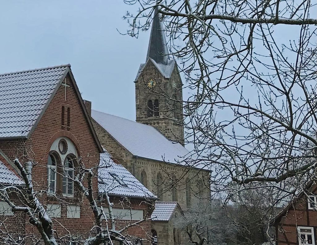 Blick auf die Druxberger Kirche im Winterkleid. Sie bleibt weiterhin gesperrt und steht unter Beobachtung, um Erkenntnisse für Sanierung und Stabilisierung zu gewinnen.