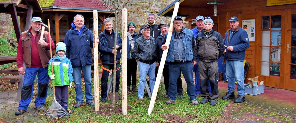 Mitglieder des Imkervereins Unstruttal Nebra treffen sich im Bienenlehrgarten zum letzten Arbeitseinsatz in diesem Jahr.