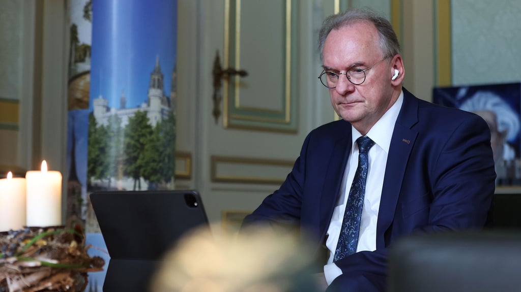 Sachsen-Anhalts Ministerpräsident Reiner Haseloff (CDU) - hat auch am Dienstagabend erneut für Impfungen geworben.