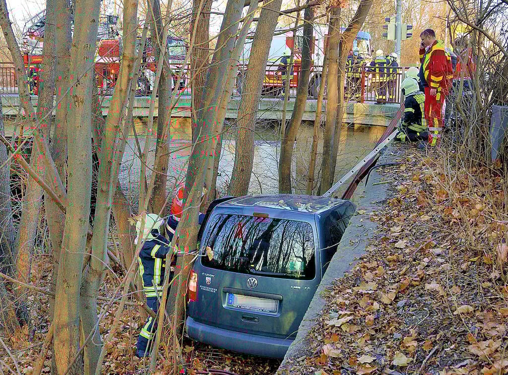 Der Caddy ist rund drei Meter in die Tiefe gestürzt. Der Fahrer kam verletzt ins Krankenhaus.