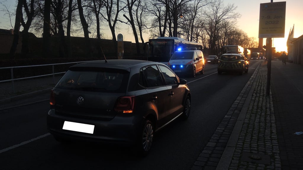 Auf diesem Bild ist die Unfallursache noch gut zu sehen. Die Fahrerin des VW wurde von der Sonne geblendet.