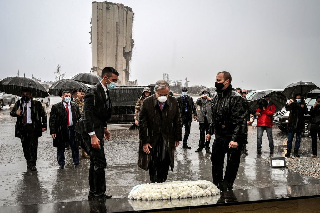 UN-Generalsekretär Antonio Guterres legt einen Kranz am Ort der Explosion im Hafen von Beirut nieder. Bei der Detonation waren im vergangenen Jahr mehr als 190 Menschen gestorben.