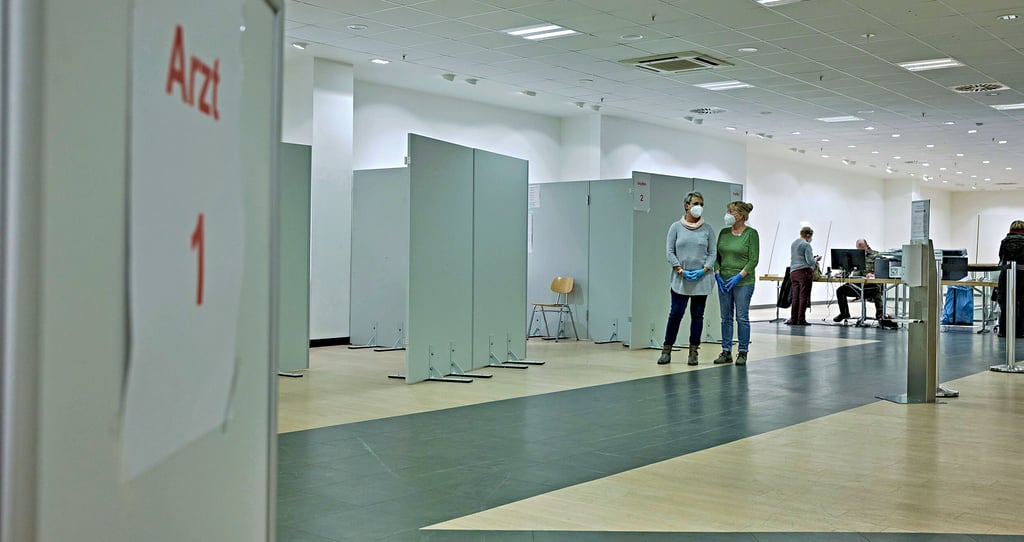 Das „neue“ Impfzentrum befindet sich im Dessau-Center. Termine können telefonisch und inzwischen auch online gebucht werden.