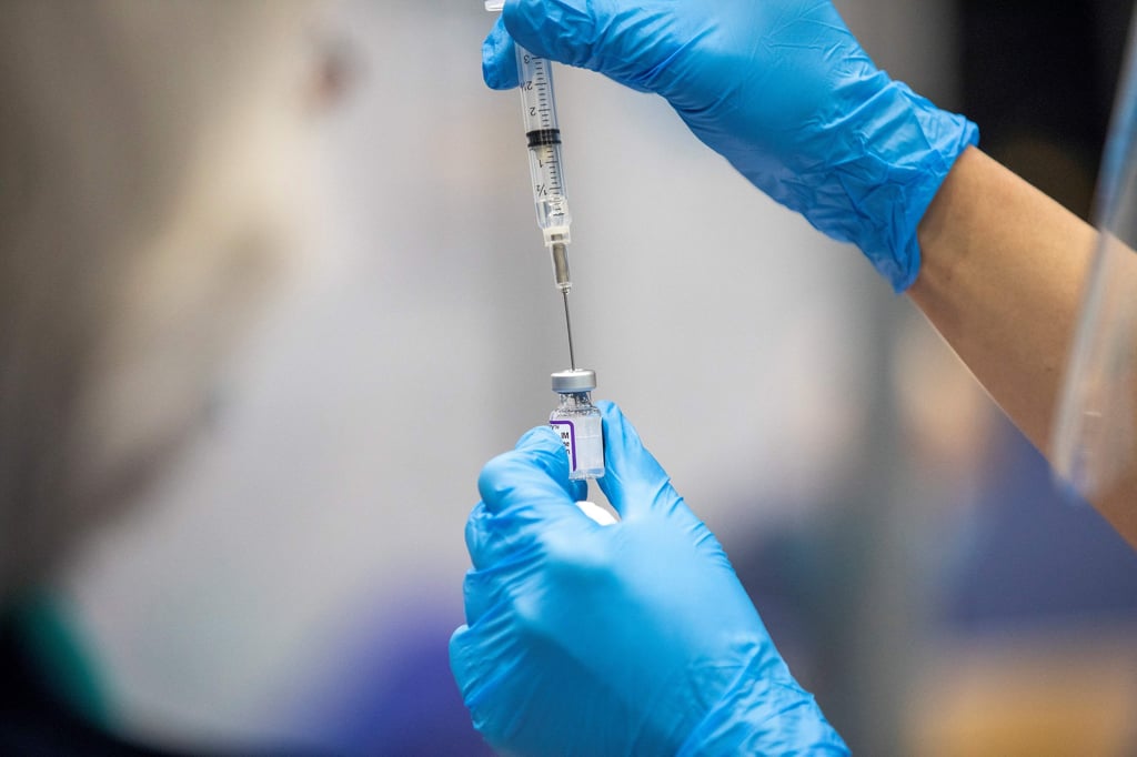 Eine medizinische Helferin zieht eine Covid-19 Impfdosis auf.