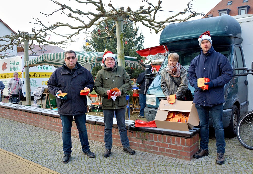 Gerald Didouna (v. l.), Bernd Kloss, Nadja Lüttich und Marco Kaczmarek von der Initiative „Seehausen links“ brachten am gestrigen Dienstag beim Wochenmarkt symbolische Wärmflaschen samt einem Gedicht gegen die gesellschaftliche Kälte unter das Volk.
