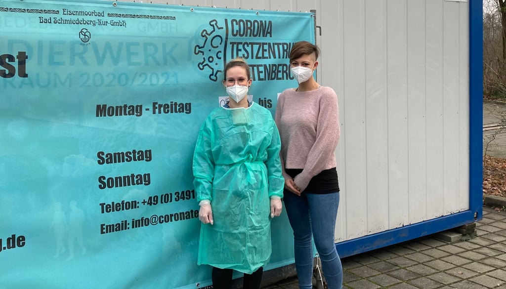 Yasmin Ghodbane und Cindy Thormann (v. l.) sind für die Abstriche im Bad Schmiedeberger Testzentrum verantwortlich.