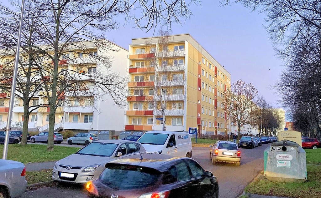 Die Straße von einst heißt heute Johannes-Göderitz-Straße, benannt nach dem Architekten und Stadtplaner, der in den 1930er Jahren einen Generalbebauungsplan und eine neue Stadtbauordnung für Magdeburg erarbeitete. Mittlerweile sind die Häuserzüge entlang der Straße saniert worden.