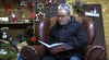 Zum letzten Mal als Landrat nahm Michael Ziche im Sessel des Apenburger Adventshauses Platz und las eine Geschichte über den Weihnachtsmarkt.