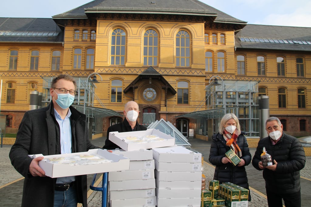 Globus-Marktleiter Rene Klauer (links) übergab Pflegdirektor Henry Rafler eine große Lebensmittelspende für die Mitarbeiter. Daneben: Ärztin Haik-Silke Zeisler und Klaus-Helmut Rintz (rechts) vom Verein "Nothilfe ohne Tabu", der die gleiche Aktion im letzten Jahr initiiert hatte.