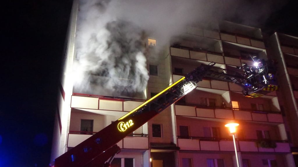 In Tangermünde brannte am Dienstagmorgen ein Wohnblock an der Robert-Schumann-Straße.