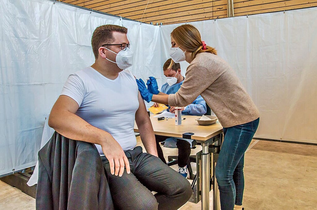Montag im Impfzentrum: Landrat Christian Tylsch erhält von Ärztin Anne Griesbach die Booster-Impfung.