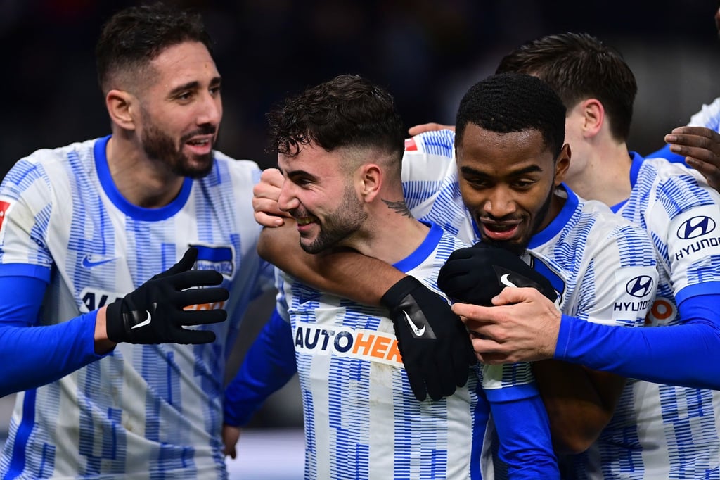 Herthas Marco Richter (M) lässt sich von seinen Mitspielern feiern. Gegen den BVB trifft der Angreifer doppelt.